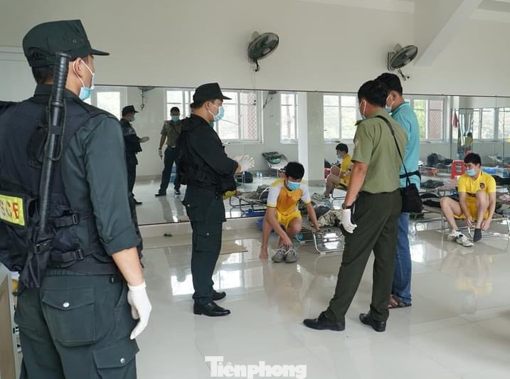 Bàn giao 11 người Trung Quốc nhập cảnh trái phép cho công an xử lý ảnh 2