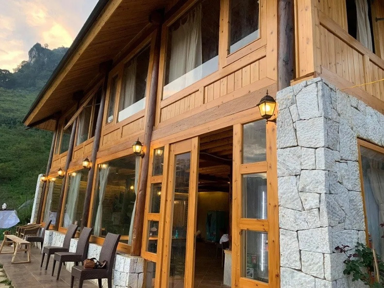 Đẹp ngỡ ngàng 'ngôi nhà gỗ săn mây' trên đỉnh núi ở SaPa ảnh 4