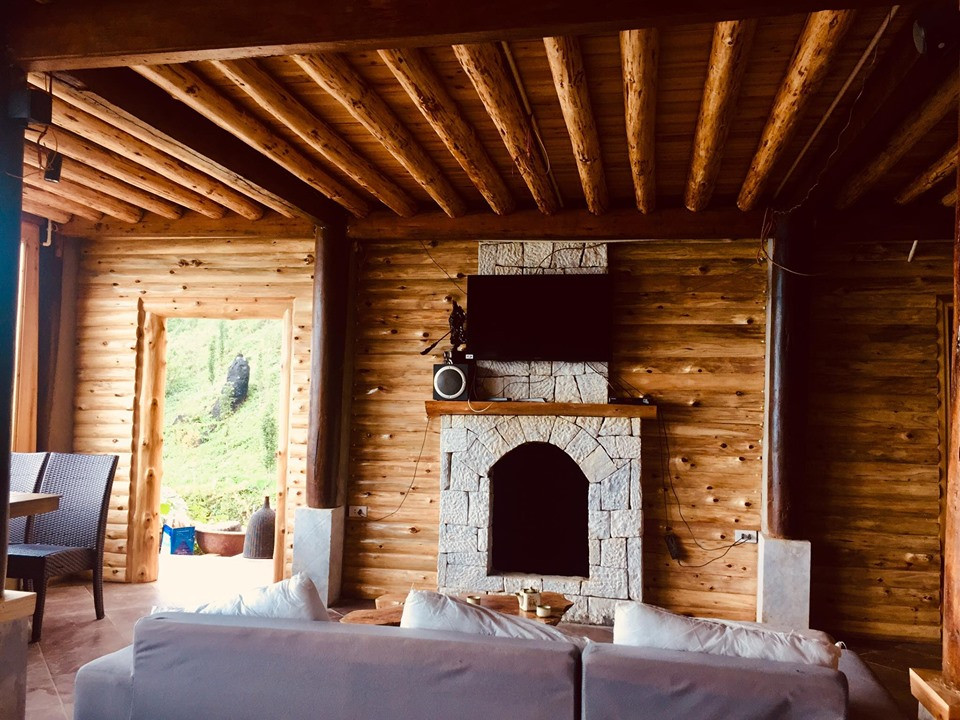 Đẹp ngỡ ngàng 'ngôi nhà gỗ săn mây' trên đỉnh núi ở SaPa ảnh 6