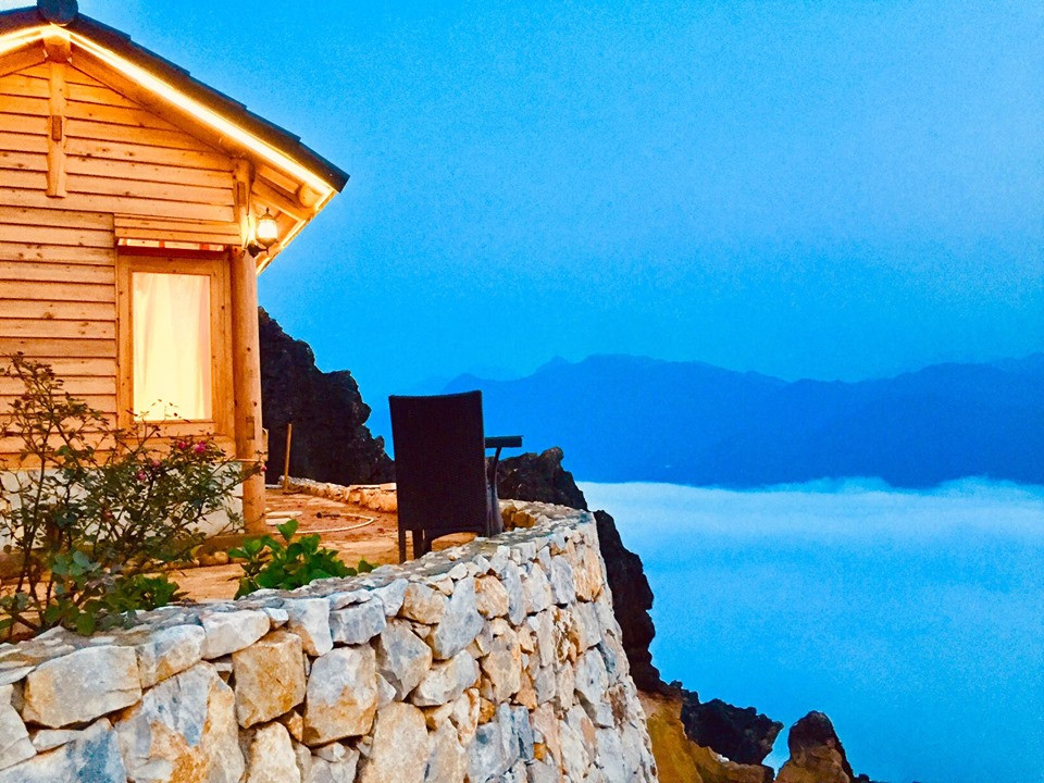 Đẹp ngỡ ngàng 'ngôi nhà gỗ săn mây' trên đỉnh núi ở SaPa ảnh 8
