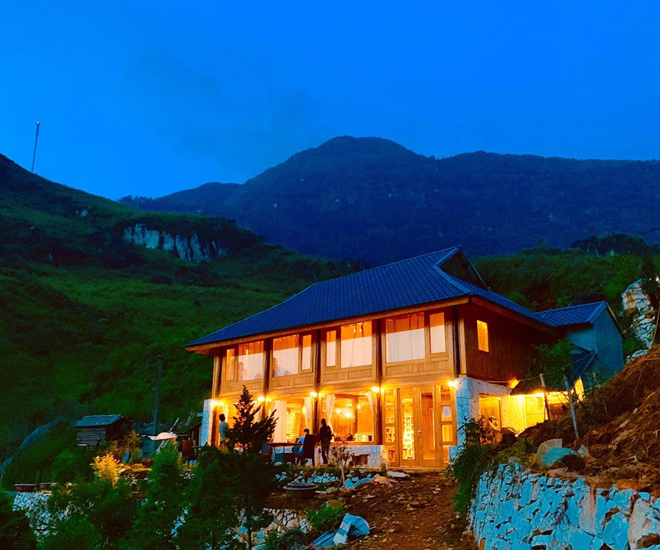 Đẹp ngỡ ngàng 'ngôi nhà gỗ săn mây' trên đỉnh núi ở SaPa ảnh 5