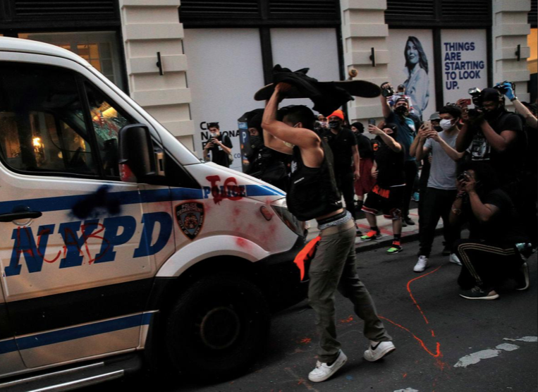 Nước Mỹ sôi sục, ông Trump ‘đổ thêm dầu vào lửa’ ảnh 1