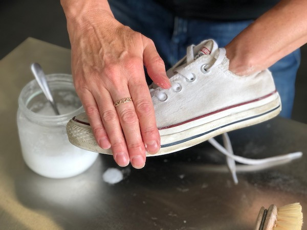 Thứ bột “kì diệu” này có thể giúp bạn “tút tát” lại tủ đồ cũ trong nháy mắt! ảnh 1