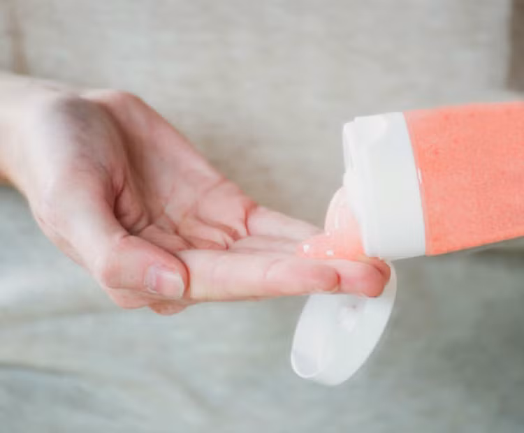 Tẩy tế bào chết vật lý hay hóa học, chọn cách nào để “tiến hóa” hành trình skincare? ảnh 2
