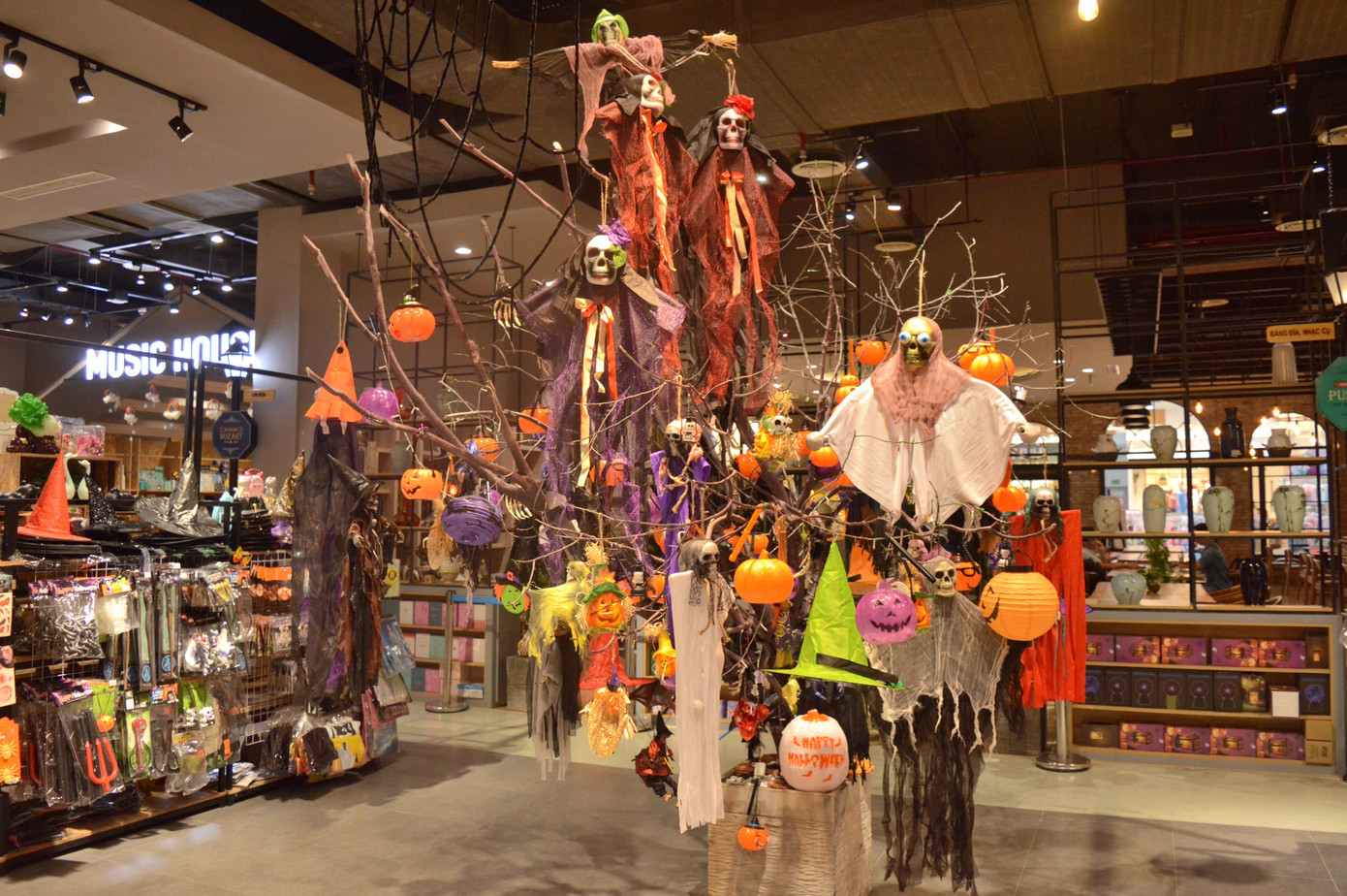 Gợi ý đi chơi Halloween “nghe là hết hồn“: Tham gia đại tiệc “rùng rợn” trong... nhà sách ảnh 6
