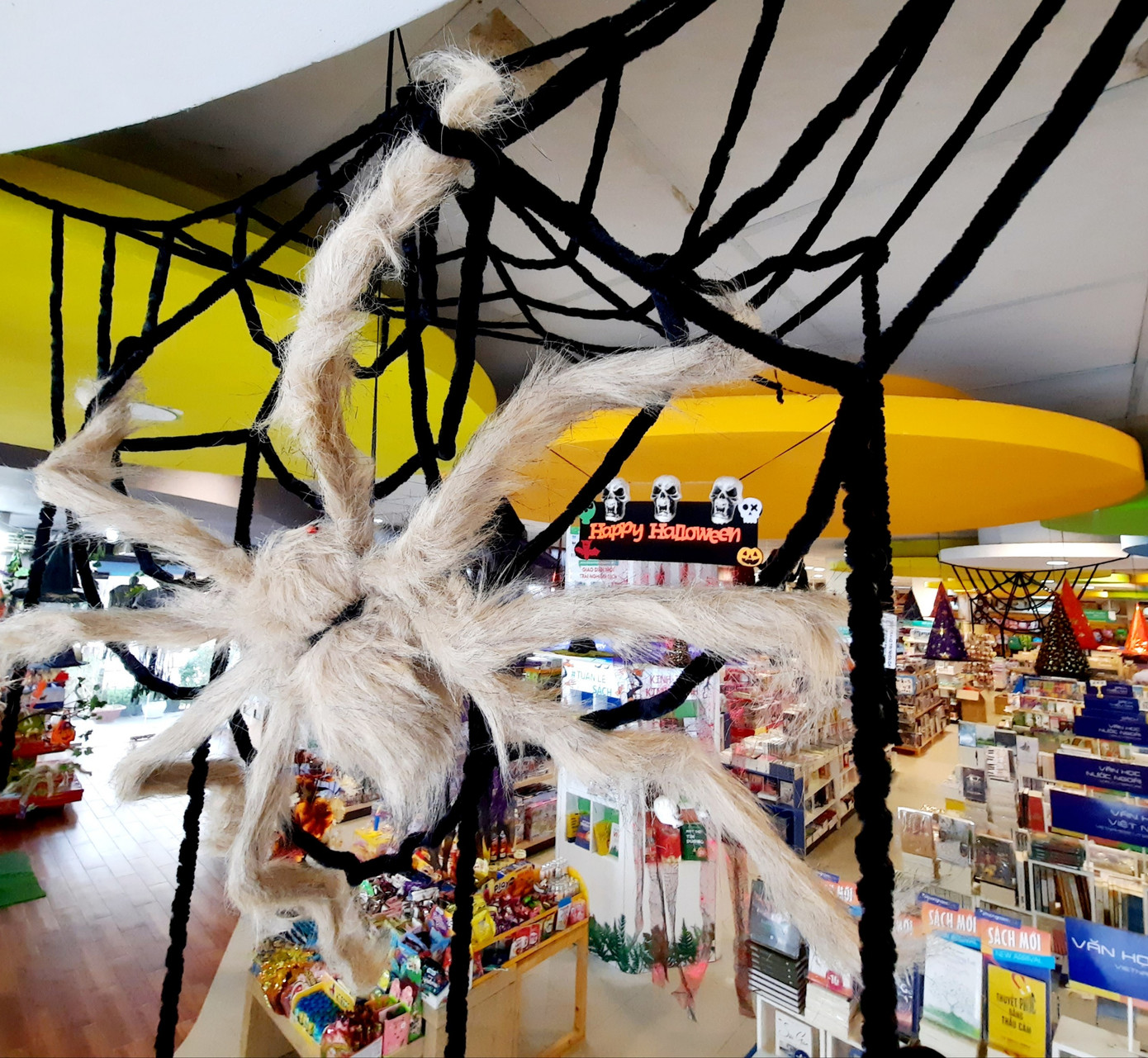 Gợi ý đi chơi Halloween “nghe là hết hồn“: Tham gia đại tiệc “rùng rợn” trong... nhà sách ảnh 2