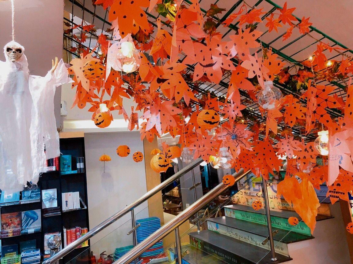 Gợi ý đi chơi Halloween “nghe là hết hồn“: Tham gia đại tiệc “rùng rợn” trong... nhà sách ảnh 1