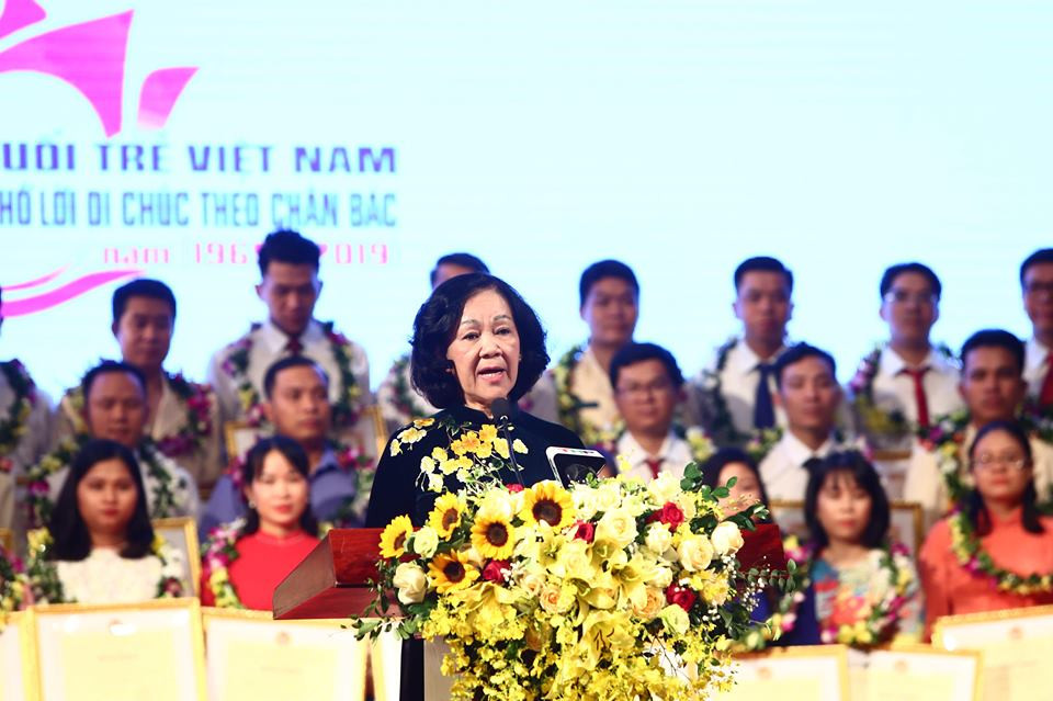 Tuyên dương cán bộ trẻ cống hiến vì dân ảnh 1