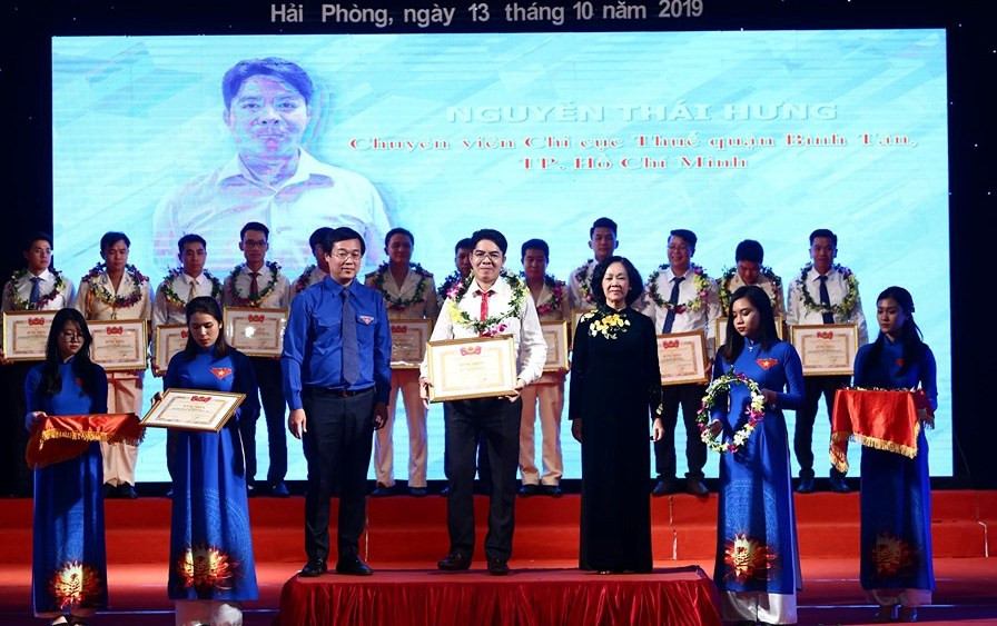 Tuyên dương cán bộ trẻ cống hiến vì dân ảnh 2