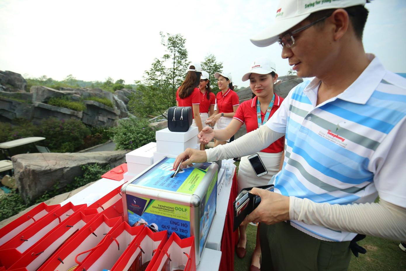 Các golfer phô diễn kỹ năng ở hố số 19 đặc biệt tại Tiền Phong Golf Championship ảnh 4