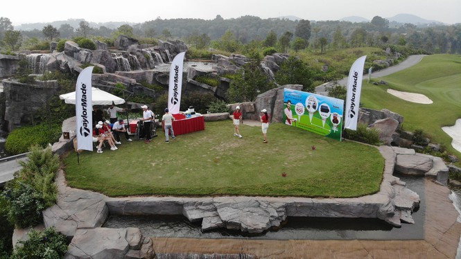 Các golfer phô diễn kỹ năng ở hố số 19 đặc biệt tại Tiền Phong Golf Championship ảnh 2