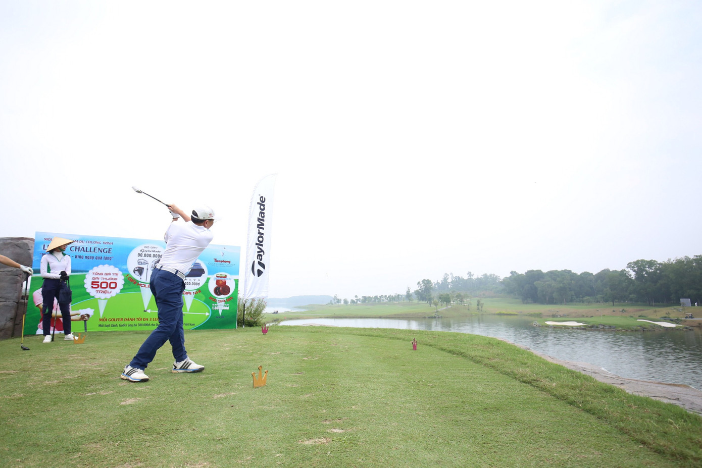 Các golfer phô diễn kỹ năng ở hố số 19 đặc biệt tại Tiền Phong Golf Championship ảnh 6