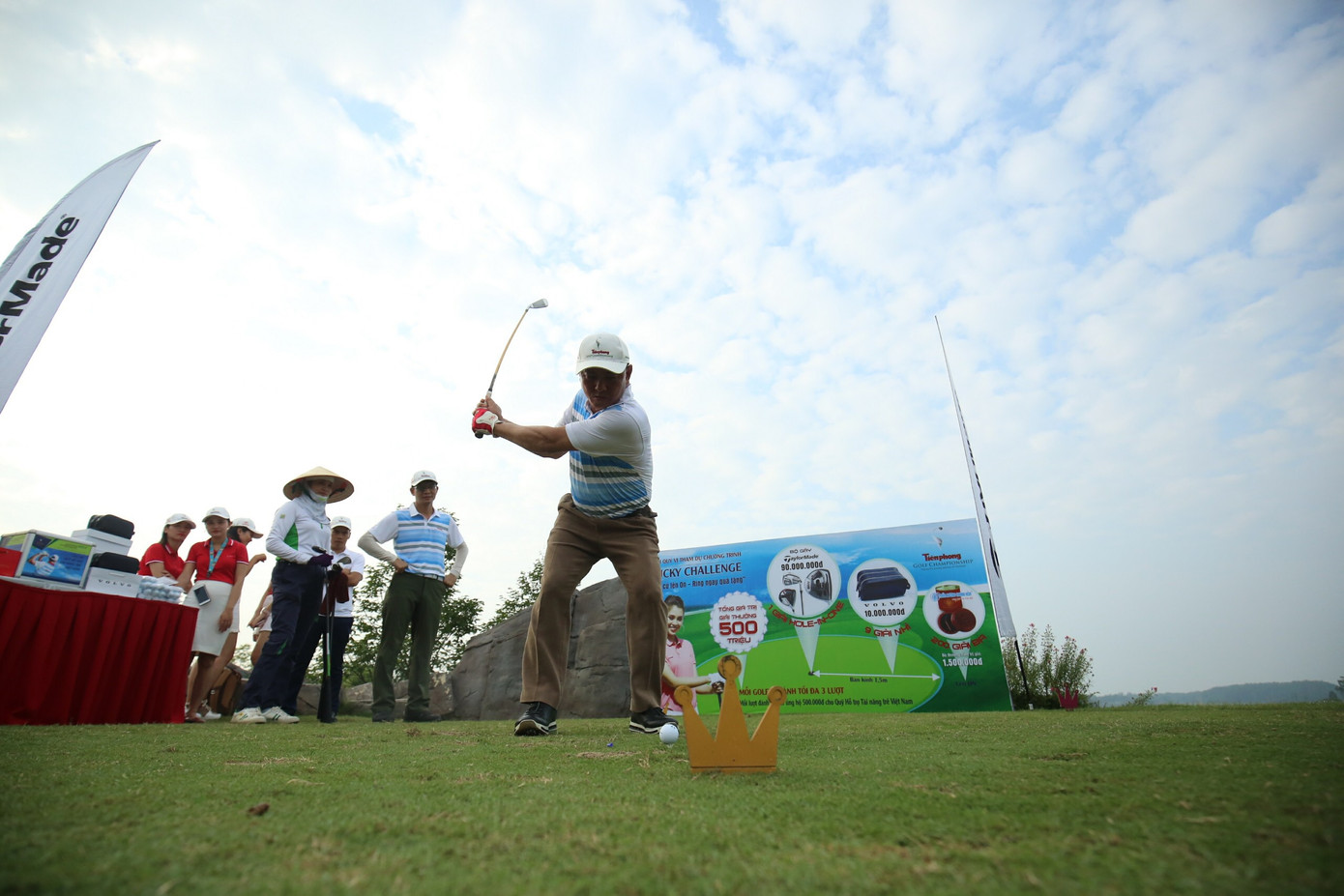 Các golfer phô diễn kỹ năng ở hố số 19 đặc biệt tại Tiền Phong Golf Championship ảnh 7