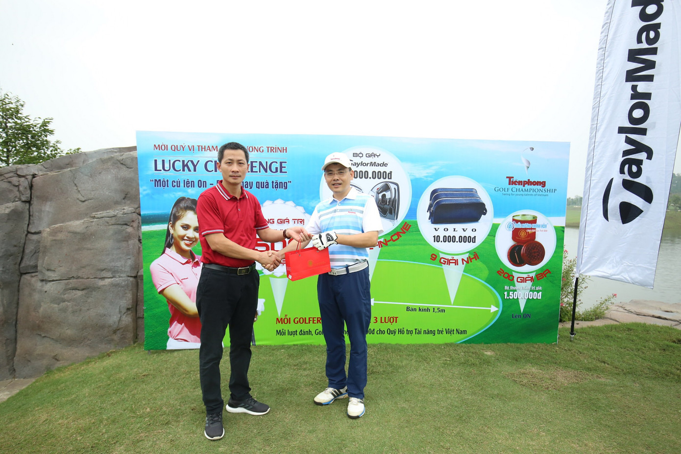 Các golfer phô diễn kỹ năng ở hố số 19 đặc biệt tại Tiền Phong Golf Championship ảnh 10