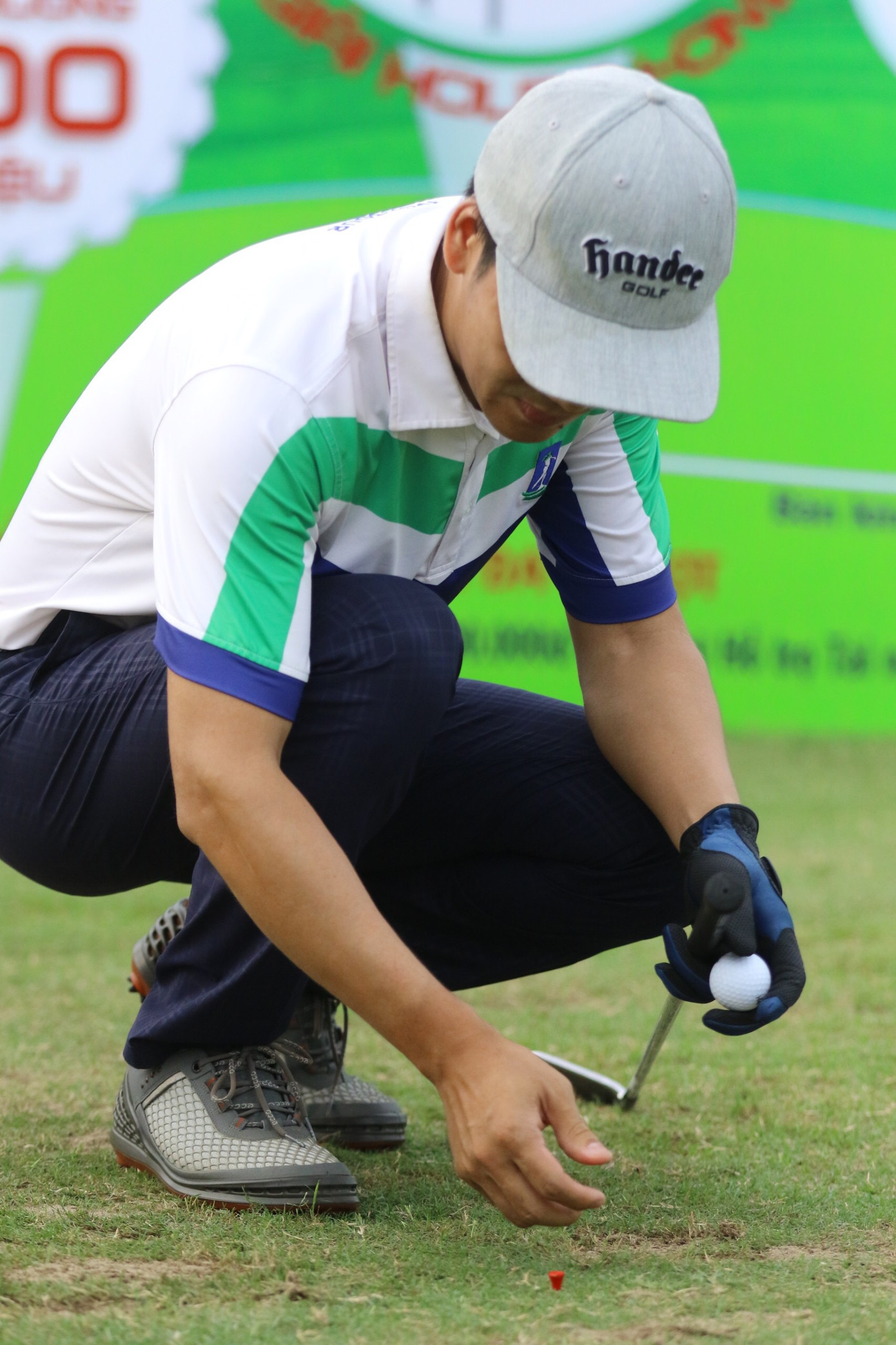 Các golfer phô diễn kỹ năng ở hố số 19 đặc biệt tại Tiền Phong Golf Championship ảnh 3