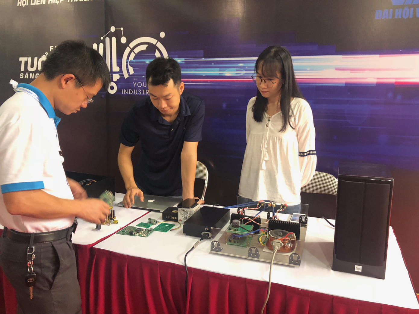 Độc đáo siêu xe F1 chạy bằng điện tại ĐH Hội LHTNT TP Hà Nội ảnh 5