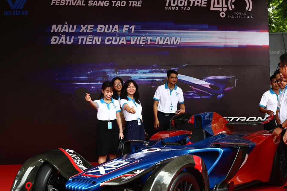 Độc đáo siêu xe F1 chạy bằng điện tại ĐH Hội LHTNT TP Hà Nội ảnh 2