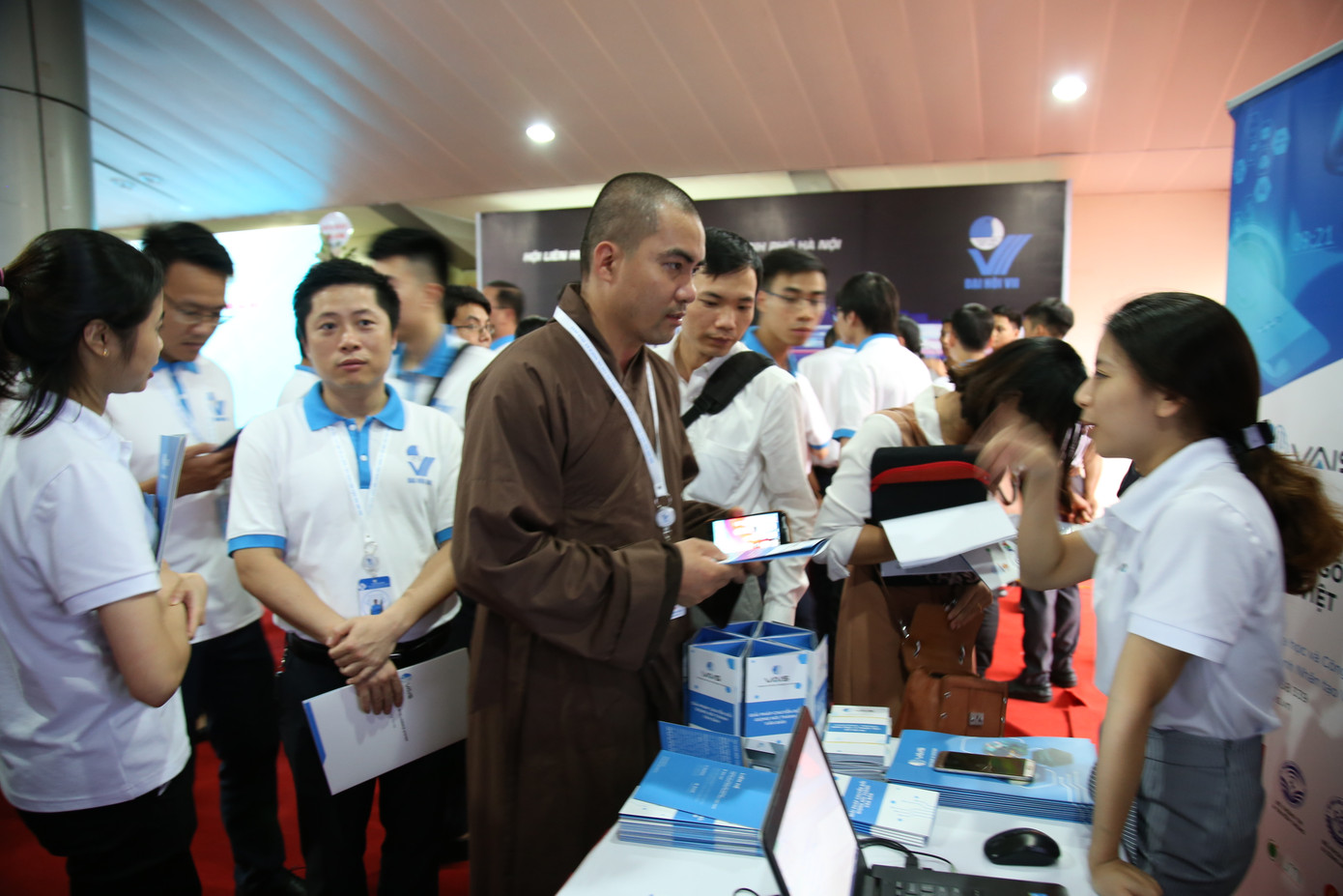 Độc đáo siêu xe F1 chạy bằng điện tại ĐH Hội LHTNT TP Hà Nội ảnh 7