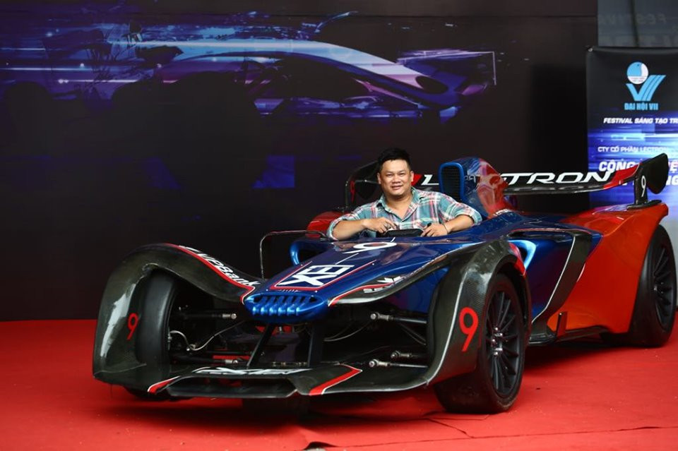 Độc đáo siêu xe F1 chạy bằng điện tại ĐH Hội LHTNT TP Hà Nội ảnh 3