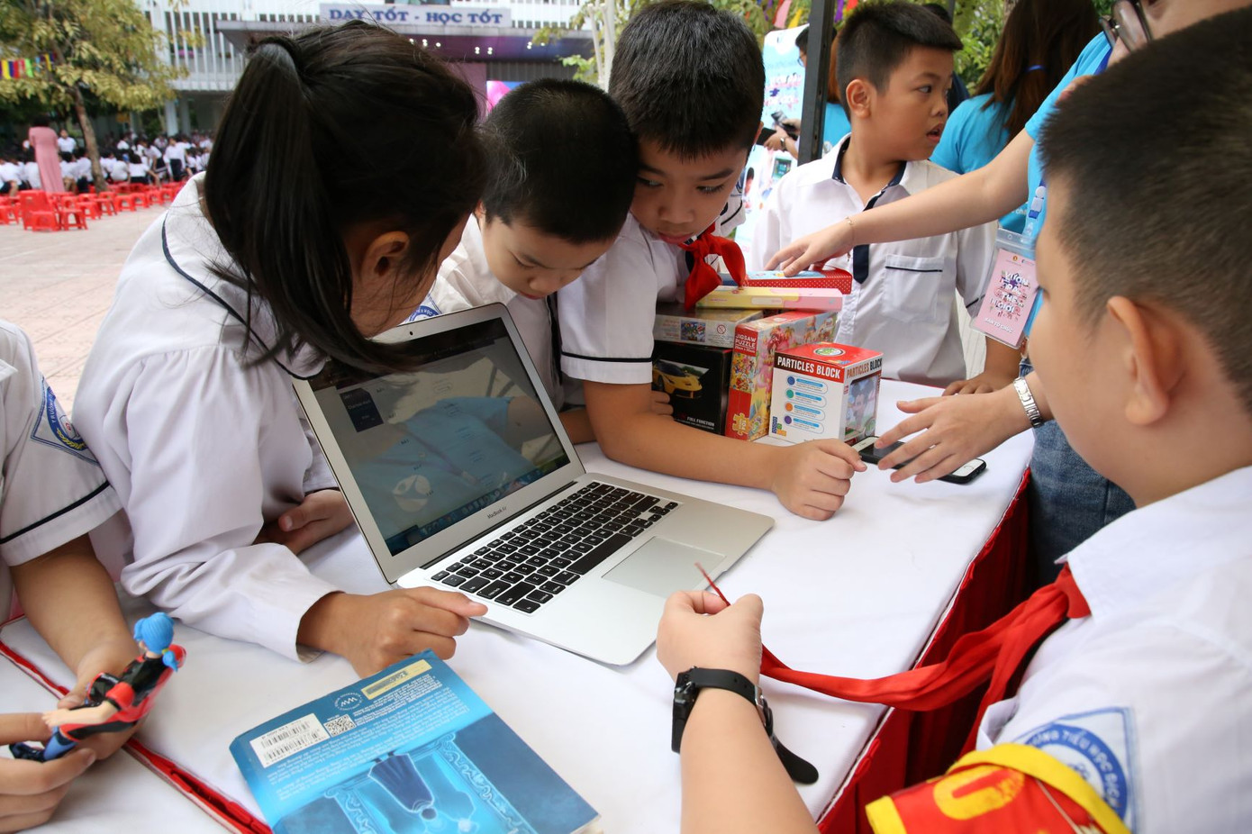 Hơn một triệu học bổng tiếp sức 'Thiếu nhi Việt Nam - Vươn ra thế giới' ảnh 2