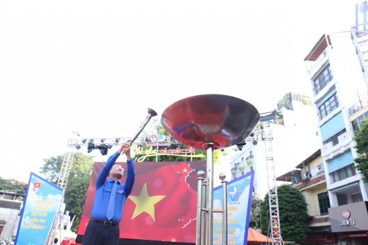 Ngọn lửa thiêng ‘Tôi yêu Hà Nội’ từ tượng đài cảm tử quân ảnh 1
