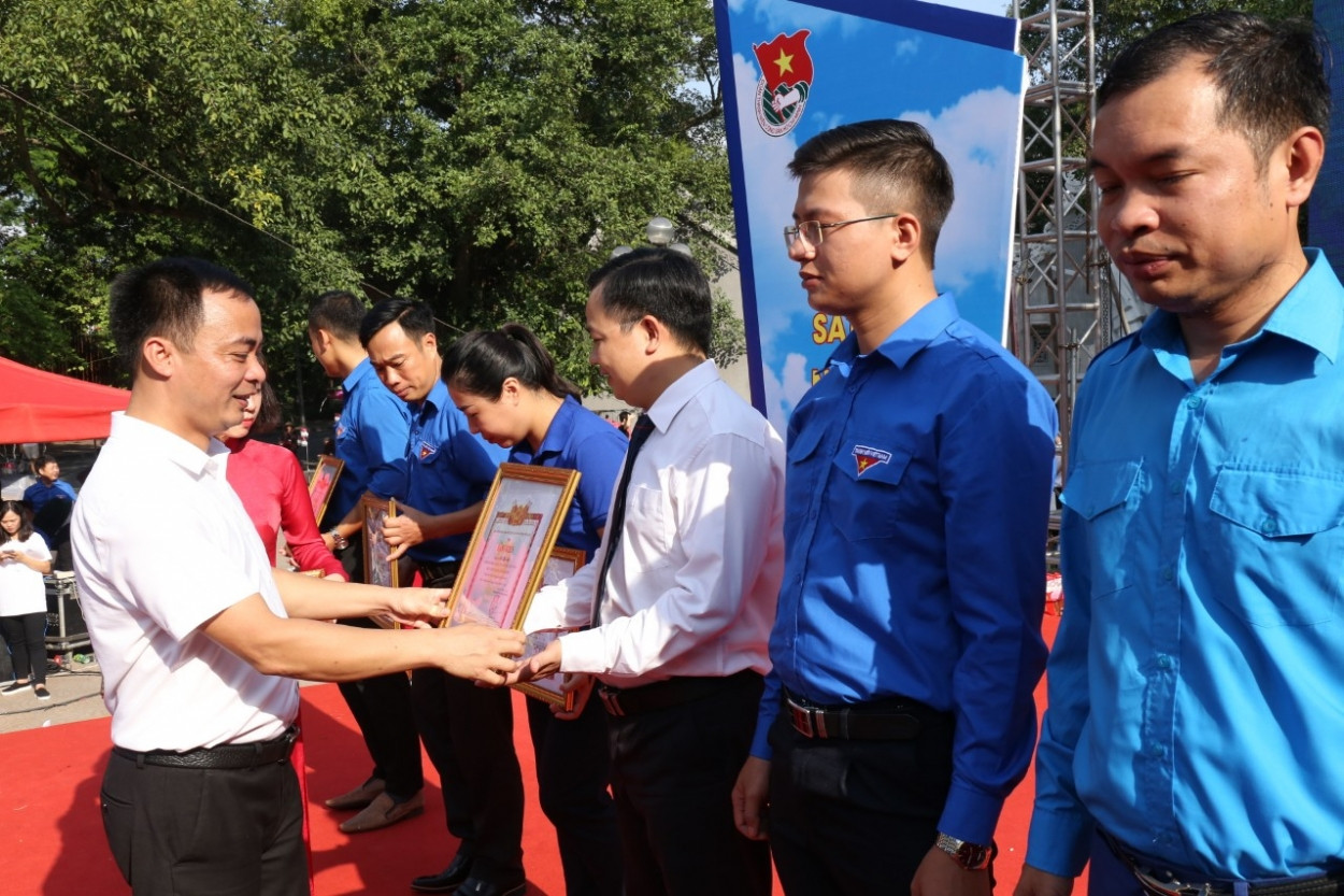 Ngọn lửa thiêng ‘Tôi yêu Hà Nội’ từ tượng đài cảm tử quân ảnh 5