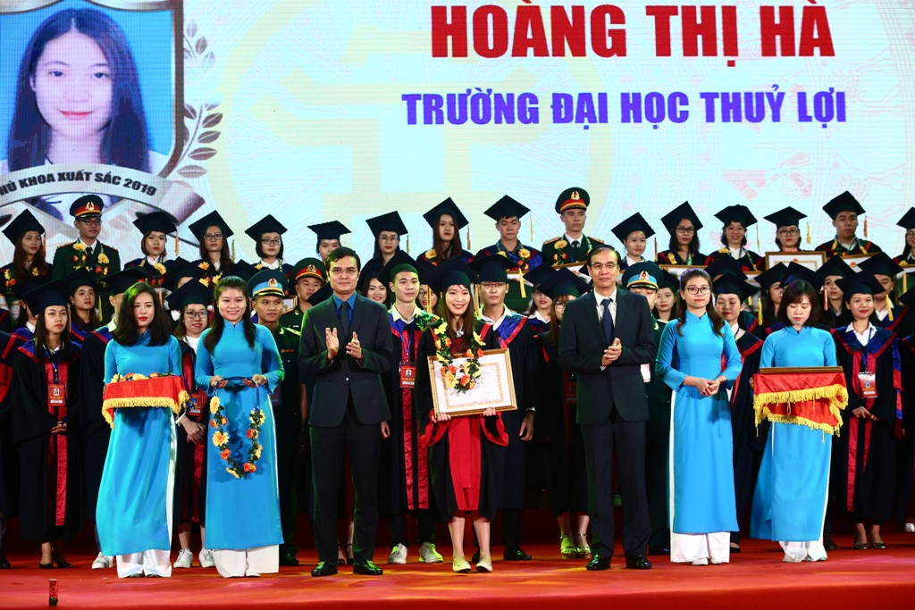Vinh danh 86 thủ khoa xuất sắc tốt nghiệp năm 2019 ảnh 2
