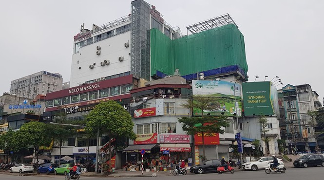 Tháo dỡ 'chuồng cọp' trái phép trên nóc trung tâm thương mại OCD Hà Nội ảnh 1