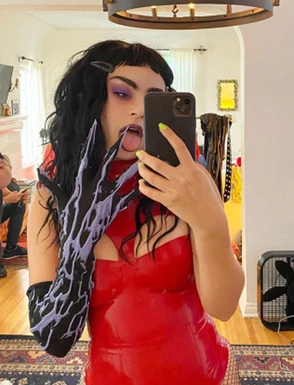 Dàn sao thế giới diện trang phục hở bạo đi chơi Halloween ảnh 11