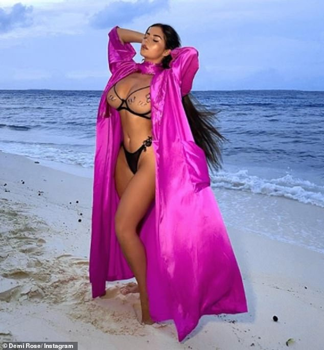 Tung ảnh bikini phô đường cong siêu thực, 'nữ hoàng nội y' Anh quốc gây choáng váng ảnh 2