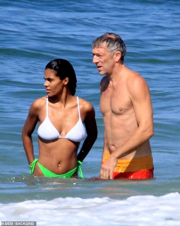Vợ kém 31 tuổi của tài tử nước Pháp Vincent Cassel 'bốc lửa' hoang dại với bikini ảnh 2