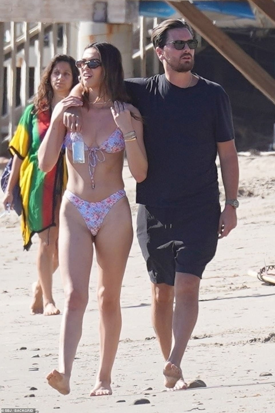 Tình mới 19 tuổi của 'trai hư' Scott Disick mặc bikini xẻ hông cao táo bạo ảnh 3