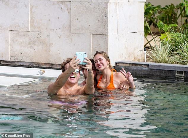 Nàng mẫu Delilah Belle Hamlin diện bikini nóng bỏng, tình tứ bạn trai ảnh 5