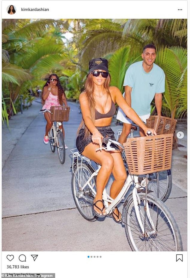 Kim 'siêu vòng ba' mặc bra đạp xe, khoe ngực đầy gợi cảm ảnh 2