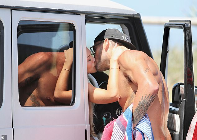 Tammy Hembrow mặc áo tắm quây nhỏ xíu nóng bỏng, liên tục khoá môi người tình ở biển ảnh 9