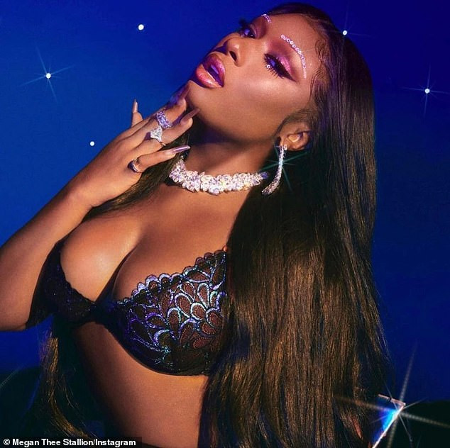 Megan Thee Stallion khoe ba vòng 'bốc lửa' ảnh 5