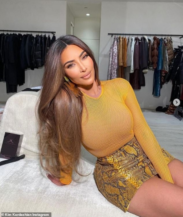 Kim Kardashian khiến fan 'dậy sóng' với ảnh bikini bé xíu, phô triệt để lợi thế hình thể ảnh 2