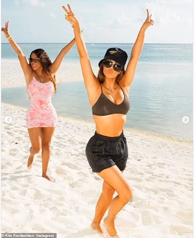 Kim 'siêu vòng ba' mặc bra đạp xe, khoe ngực đầy gợi cảm ảnh 5