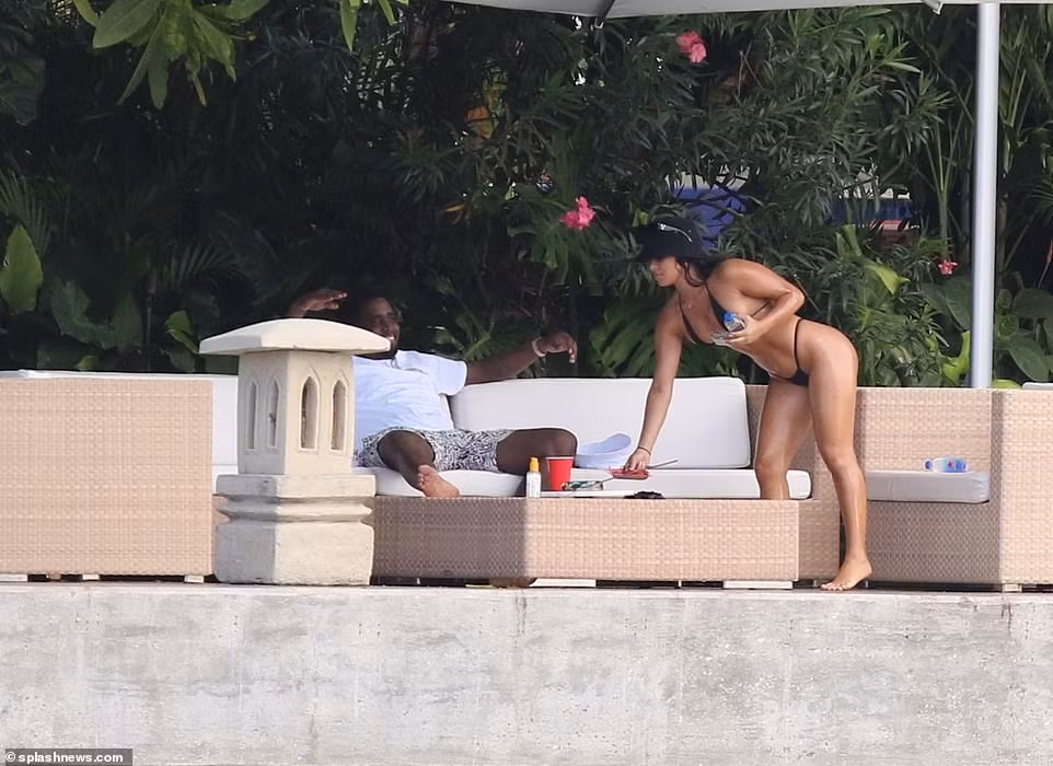 Gái lạ mặc bikini siêu bé 'bốc lửa' bên ‘trùm hip-hop’ Diddy ảnh 7
