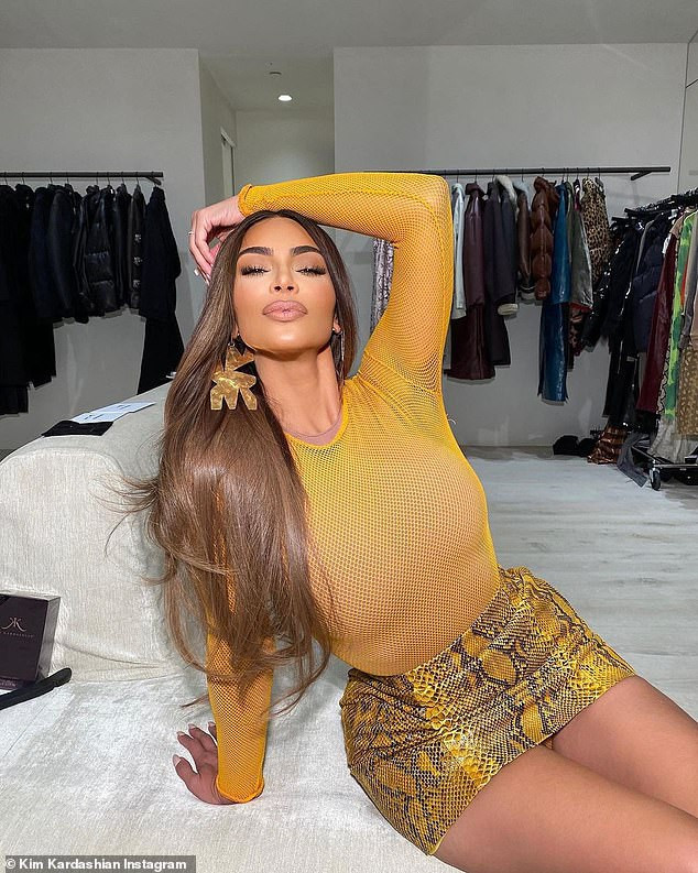 Kim Kardashian khiến fan 'dậy sóng' với ảnh bikini bé xíu, phô triệt để lợi thế hình thể ảnh 4