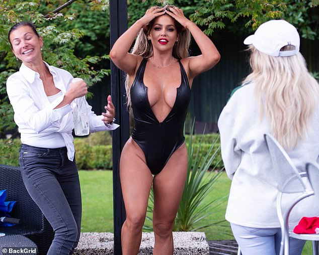 Mẫu nội y Bianca Gascoigne khoe body 'phồn thực' khi chụp ảnh áo tắm ảnh 3