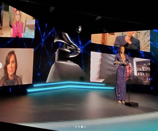 'Thiên thần' Lais Ribeiro khoe ngực đầy táo bạo tại giải Grammy Latin ảnh 3