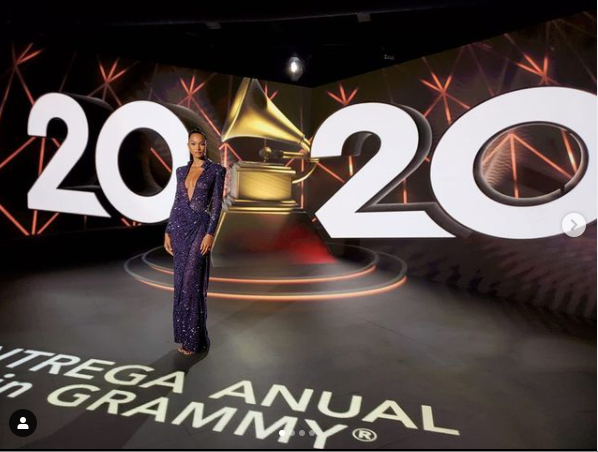 'Thiên thần' Lais Ribeiro khoe ngực đầy táo bạo tại giải Grammy Latin ảnh 1