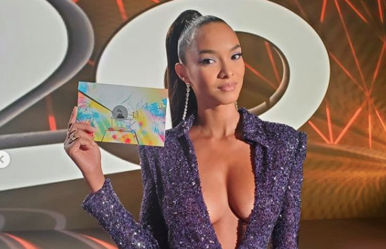 'Thiên thần' Lais Ribeiro khoe ngực đầy táo bạo tại giải Grammy Latin ảnh 2