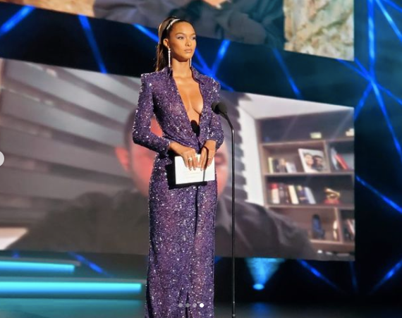 'Thiên thần' Lais Ribeiro khoe ngực đầy táo bạo tại giải Grammy Latin ảnh 4