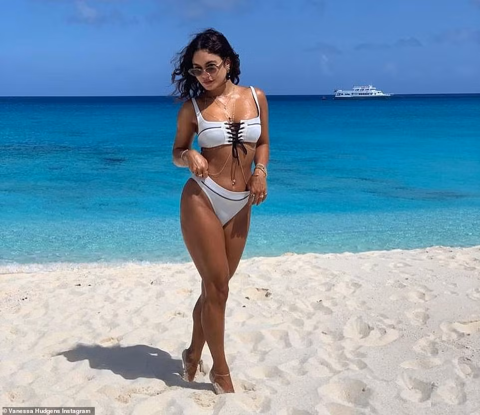 Vanessa Hudgens nóng bỏng 'nảy lửa' với áo tắm nhỏ xíu ảnh 5