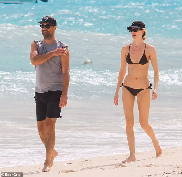 'Thiên thần nội y' Martha Hunt khoe dáng đẹp như tạc tượng với áo tắm nhỏ xíu ảnh 4