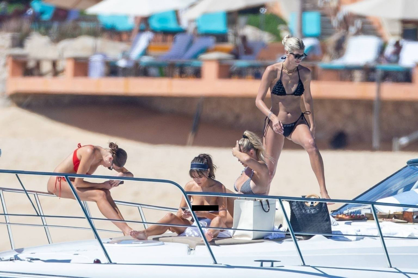 Olivia Culpo vô tư để ngực trần tắm nắng trên du thuyền cùng bạn bè ảnh 6