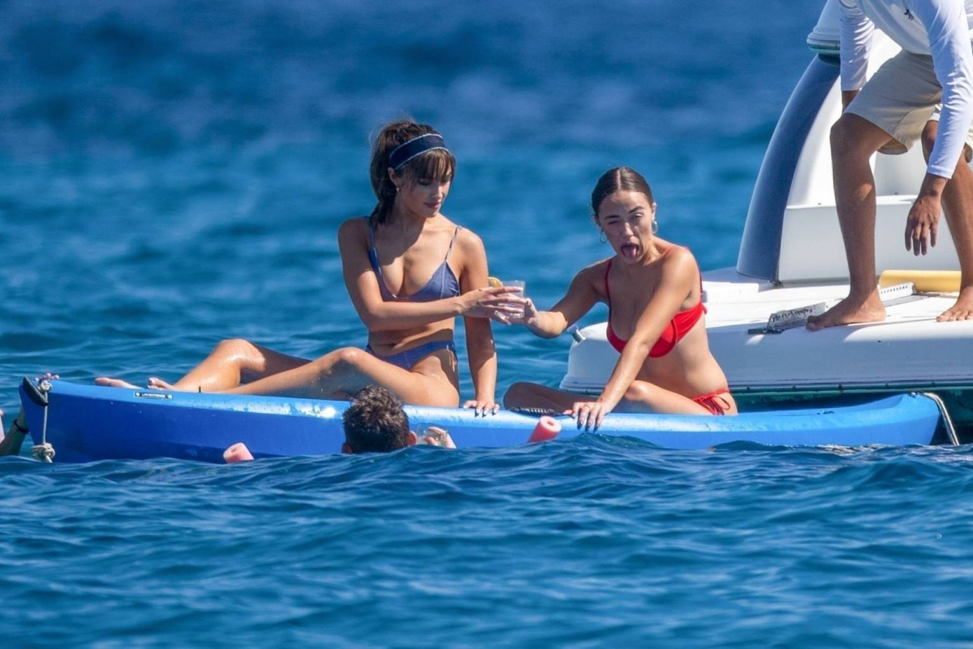 Olivia Culpo vô tư để ngực trần tắm nắng trên du thuyền cùng bạn bè ảnh 3