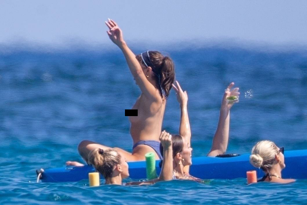 Olivia Culpo vô tư để ngực trần tắm nắng trên du thuyền cùng bạn bè ảnh 9